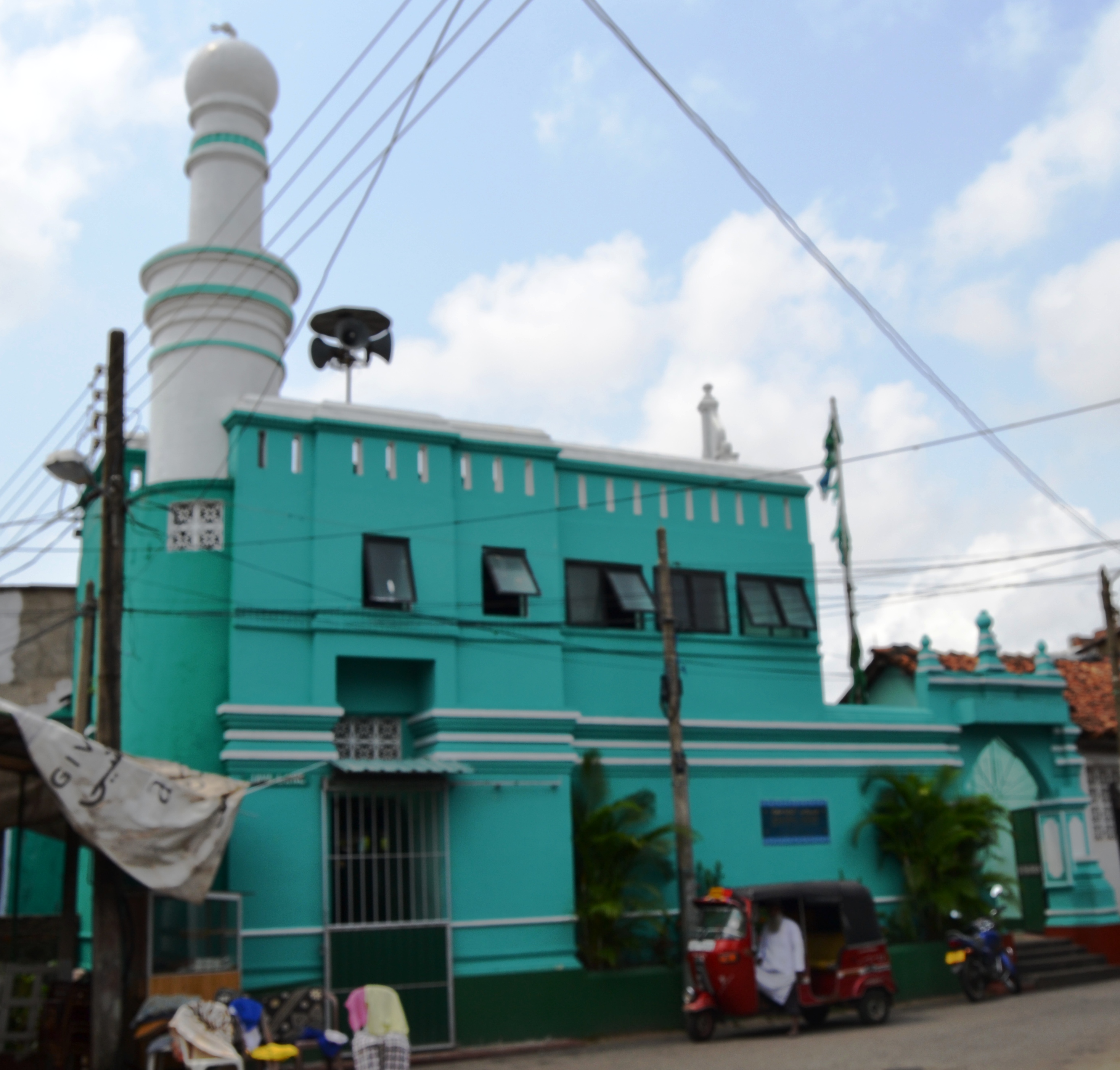 Мечеть в Шри Ланке. Мечеть в Шри Ланке Бретон Тарант. Красная мечеть в Коломбо фото девушек.